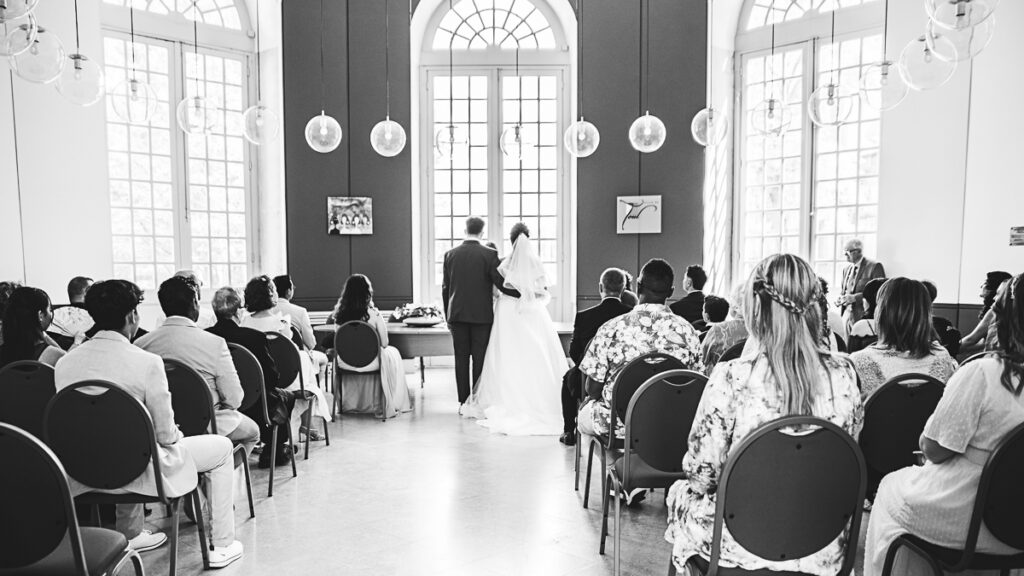 L'assemblée d'invités et les mariés pris de dos dans la mairie de Toul