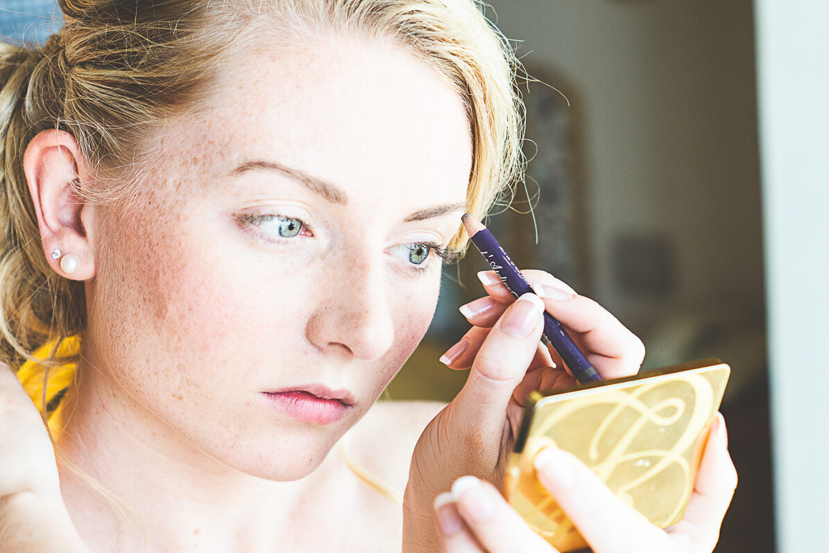 Maquillage de mariage - Photographe de mariage à Nancy La mariée se maquille pendant les préparatifs dans le chateau de Raray - Photographe de mariage à Nancy