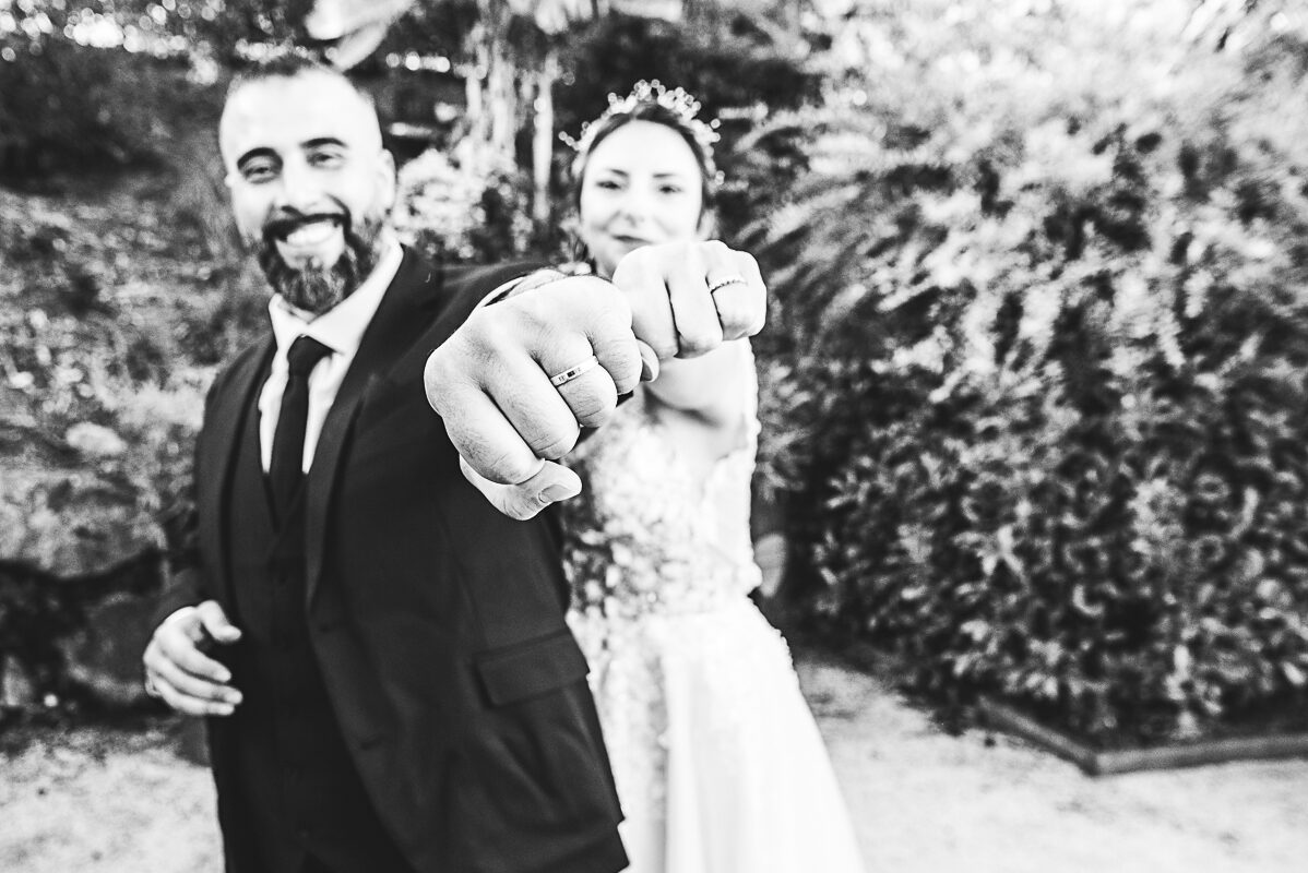 La force de l'amour - Photographe de gens déterminés à Nancy Les mariés pointent le photographe avec leurs poings on peut admirer leurs aliances Photographe de couples déterminés à Nancy