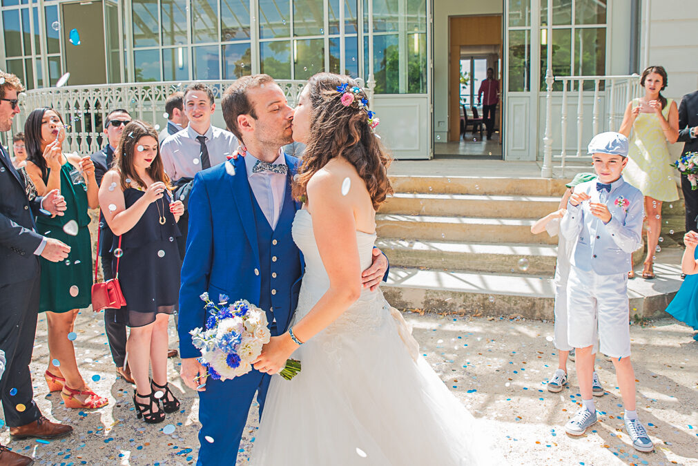 Bulles fleurs et baiser pour les mariés - Photographe de mariés romantiques à Nancy Des bulles et des fleurs entoures nos jeunes mariés qui s'embrassent à la sortie de la maire -Photographe de mariés romantiques à Nancy