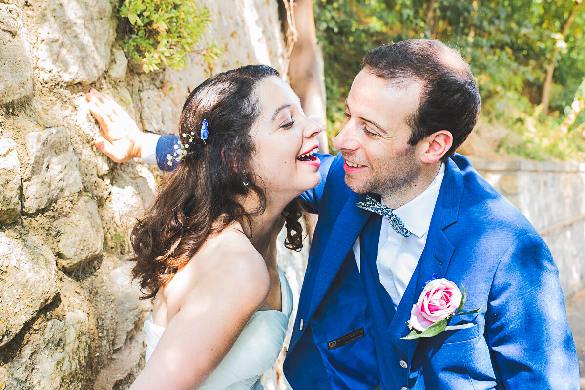 Du rire à l'âme - Photographe d'amoureux transits à Metz Séance couple à l'ombre des arbres dans un escalier médiévale. Les amoureux se regardent et rient.