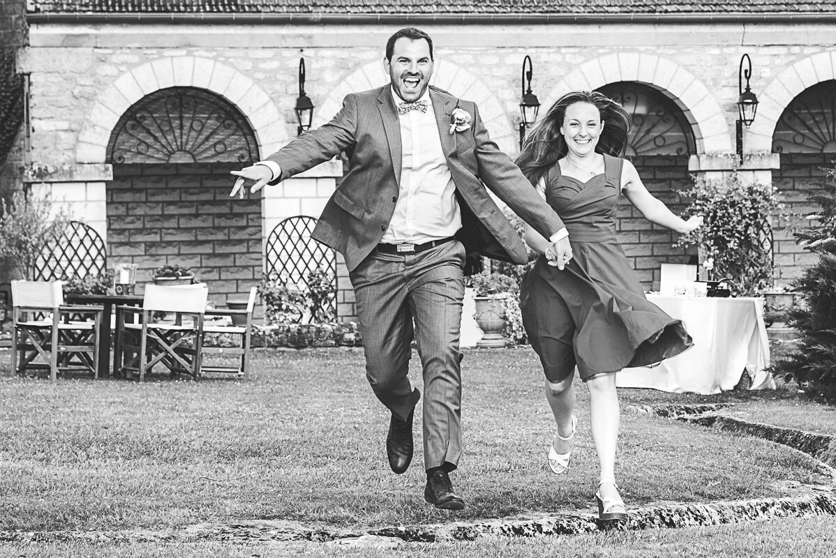 Du fun pour cette séance couple. Ils sautent au dessus d'un ruisseau en rigolant et en courant vers moi - Photographe de mariage à Nancy