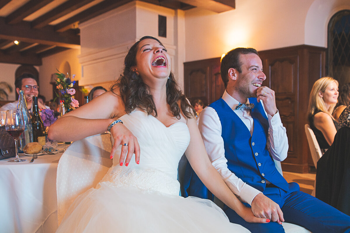 A la recherche de Damien Saez - Photographe Mélomane à Nancy Les mariés sont hilare devant un film, réalisé et projeté par leurs amis. ils se sont rencontré car ils sont tous les deux fans de Damien Saez. et moi aussi dailleur. Photographe Mélomane à Nancy