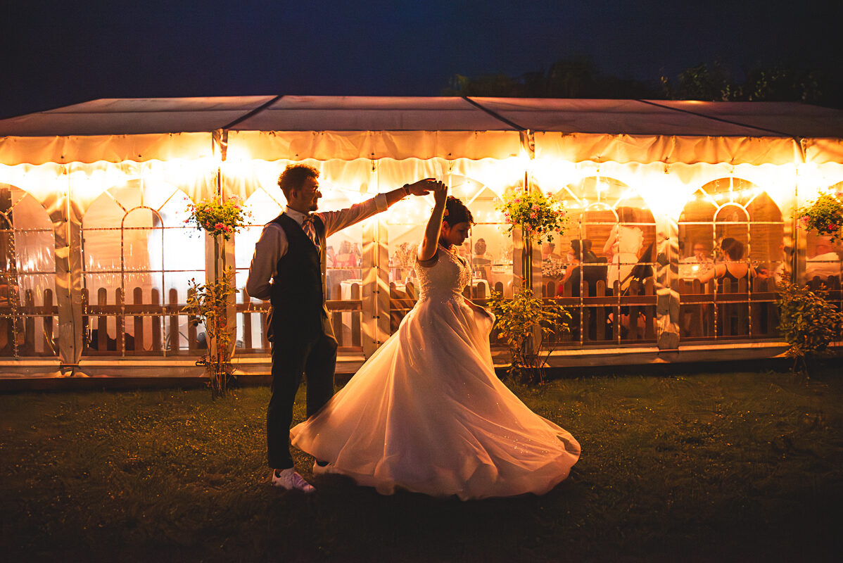 Danse à la belle étoile - Photographie de Mariés à Nancy Nos jeunes mariés partagent quelques pas de danse sous les étoiles, à la lumière des lanternes -Photographie de Mariés à Nancy - Le Clos de Longeville