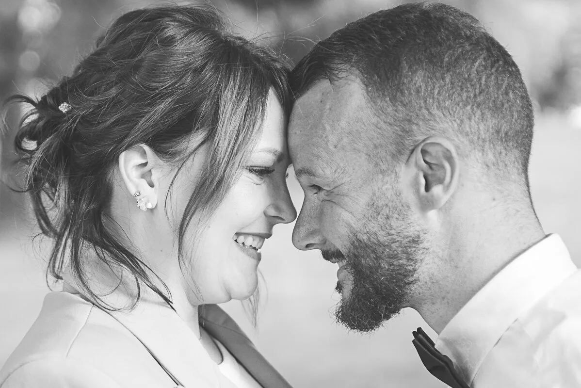 Un couple front contre front rigole -Photo de couple à Nancy