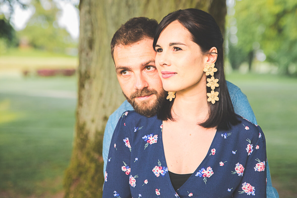 Ensemble dans la même direction - Photographe de Couple à Nancy Couple regardant dans la même direction, lui la tête posée sur son épaule à elle - ils sont au bord du golf du Château de Metz-Chérisey