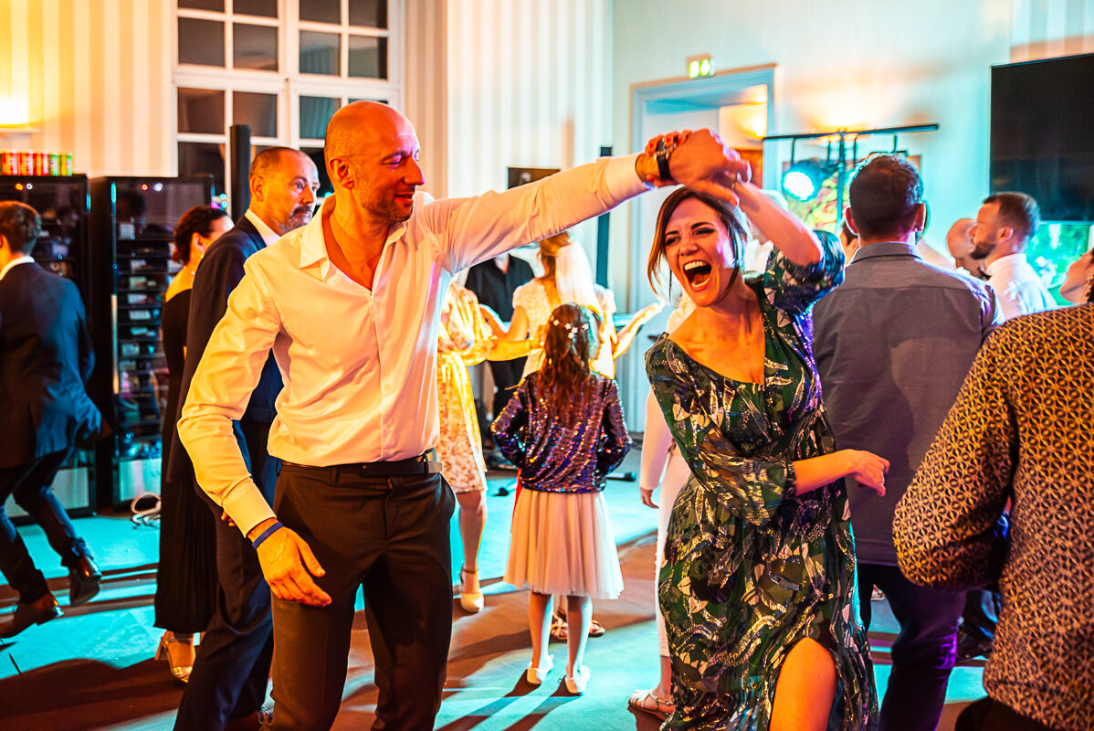 Une danse endiablé - Photographe Soirée de mariage à Nancy Un couple danse pendant le bal des mariés au Château de Metz-Chérisey
