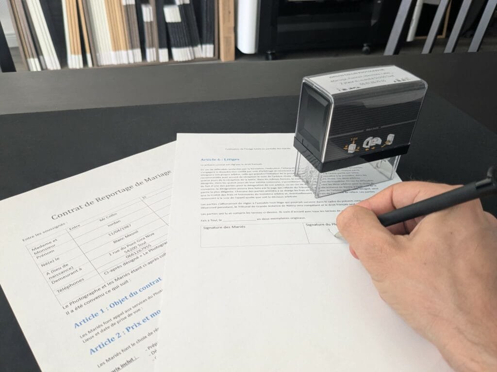 ignature d'un contrat écrit avec un photographe de mariage