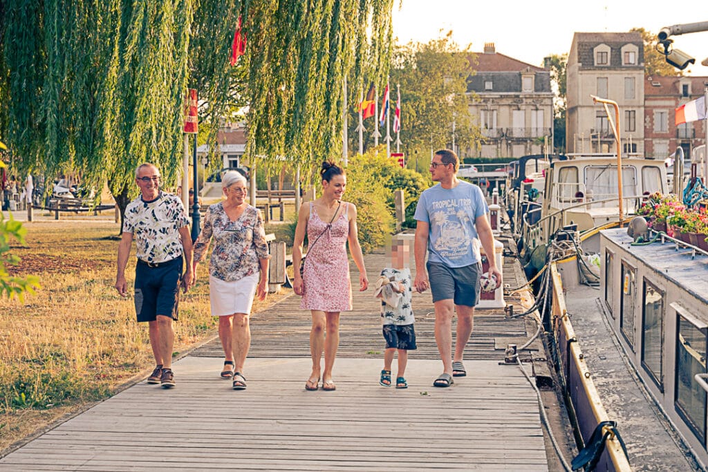 Séance photo famille au Port de Toul à l'heure dorée